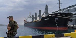 Ουκρανός στρατιώτης και φορτηγό πλοίο με σιτηρά στο λιμάνι της Οδησσού