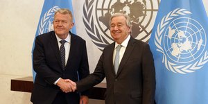Ο υπουργός Εξωτερικών της Δανίας Λαρς Λόκε Ράσμουσεν (αριστερά) με τον ΓΓ του ΟΗΕ Αντόνιο Γκουτέρες