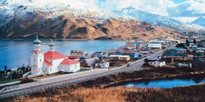 Η Ουναλάσκα με τον ορθόδοξο ναό της Αναλήψεως να ξεπροβάλλει / WIKIPEDIA