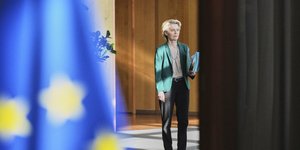H Ούρσουλα φον ντερ Λάιεν περιμένει σε διάδρομο