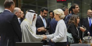 Η πρόεδρος της Κομισιόν Ούρσουλα Φον ντερ Λάιεν χαιρετά το γενικό γραμματέα του Συμβουλίου Συνεργασίας του Κόλπου Τζασέμ Μοχάμεντ ΑλΜπουντάουι
