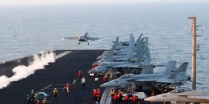 Μαχητικό αεροσκάφος απογειώνεται από το αεροπλανοφόρο Harry S. Truman στην Ερυθρά Θάλασσα