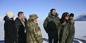 Ο Τζέι Ντι Βανς με τη σύζυγό του ξεναγούνται στη Γροιλανδία