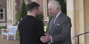 O βασιλιάς Κάρολος Γ΄ και ο Ουκρανός πρόεδρος Βολόντιμιρ Ζελένσκι 