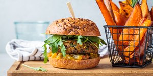 Vegan μπέργκερ φακής με γλυκοπικάντικη σάλτσα κίτρινης πιπεριάς/ φωτογραφία: shutterstock