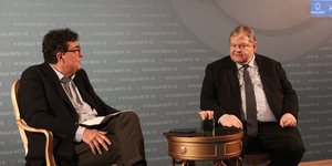 Ο δημοσιογράφος Αλέξης Παπαχελάς (αριστερά) και ο Ευάγγελος Βενιζέλος (δεξιά) στο Συνέδριο Κύκλου Ιδεών