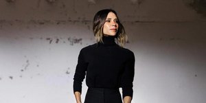 Γιατί οι εμφανίσεις της Βικτόρια Μπέκαμ στο Παρίσι μας θυμίζουν τόσο την Phoebe Philo