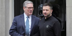 Ο πρόεδρος της Ουκρανίας Βολοντίμιρ Ζελένσκι με τον Βρετανό πρωθυπουργό Κιρ Στάρμερ