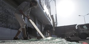 Κάτοικοι στην Υεμένη μαζεύουν σπασμένα τζάμια μετά από αμερικανική επιδρομή