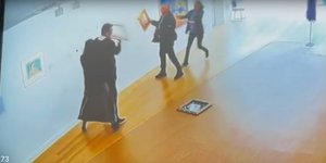 Η στιγμή που ο βουλευτής της Νίκης βανδαλίζει τα έργα τέχνης στην Πινακοθήκη