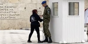 Υπάλληλος της Βουλής επιχείρησε να γράψει υβριστικά συνθήματα στο Μνημείο του Άγνωστου Στρατιώτη και συνελήφθη [βίντεο]