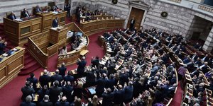 Ο Μητσοτάκης χειροκροτείται στην ολομέλεια της Βουλής