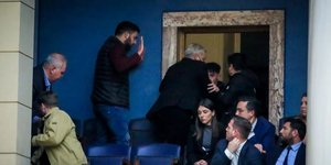 Με εντολή πρωθυπουργού δεν πήγαν αυτόφωρο οι νεαροί της Νέας Αριστεράς που πέταξαν τρικάκια