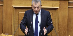 Ο αναπληρωτής υπουργός Παιδείας, Θρησκευμάτων και Αθλητισμού Γιάννης Βρούτσης στο βήμα της Βουλής