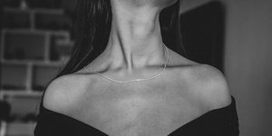 Πώς να απαλλαγείτε από το προγούλι και τη χαλάρωση του λαιμού με φυσικούς τρόπους 