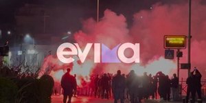 Φίλαθλοι του Ολυμπιακού πανηγύρισαν στη Χαλκίδα για τα 100 χρόνια του συλλόγου