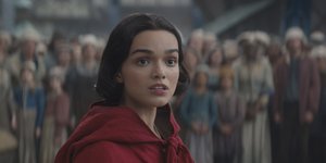 Η Rachel Zegler σε μια σκηνή από τη «Χιονάτη»