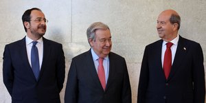 Ο Νίκος Χριστοδουλίδης, με τον Αντόντιο Γκουτέρες και τον Ερσίν Τατάρ στη Γενεύη