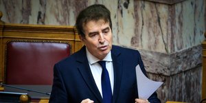 Ο υπουργός Προστασίας του Πολίτη, Μιχάλης Χρυσοχοΐδης στη Βουλή