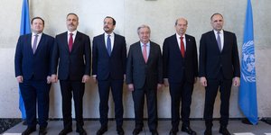 Οι αξιωματούχοι που συμμετείχαν στην πενταμερή συνάντηση για το Κυπριακό, με πρωτοβουλία του γ.γ. του ΟΗΕ