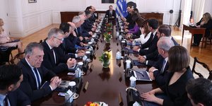 Το νέο υπουργικό συμβούλιο στην πρώτη του συνεδρίαση