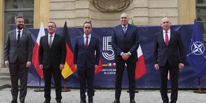 Υπουργοί άμυνας πέντε μεγάλων ευρωπαϊκών κρατών συναντώνται στο Παρίσι