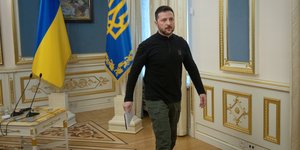 Ο Ζελένσκι περπατά σε αίθουσα