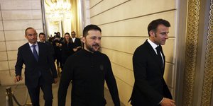 Ζελένσκι και Μακρόν περπατούν σε διάδρομο του Ελιζέ