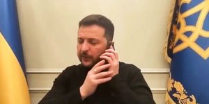 Η στιγμή που ο Ζελένσκι σηκώνει το τηλέφωνό του