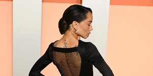 Η Ζόι Κράβιτς ακολουθεί τα χνάρια της Bianca Censori με τολμηρό φόρεμα που άφηνε τα οπίσθιά της σχεδόν ακάλυπτα