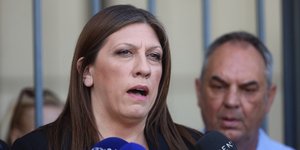 Η Ζωή Κωνσταντοπούλου κάνει δηλώσεις έξω από δικαστήριο (φωτό αρχείου)