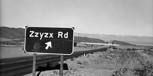 Η πινακίδα Zzyzx Road στο δρόμο προς το Λας Βέγκας τον Μάρτιο του 1971