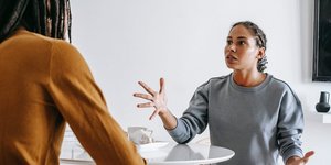 Οι άνθρωποι είναι πολύ πιο ανοιχτόμυαλοι από ό,τι νομίζετε, αν υιοθετήσετε αυτές τις απλές τεχνικές συνομιλίας / SHUTTERSTOCK