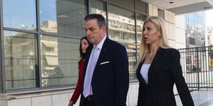 Η Σοφία Πολυζωγοπούλου στο Εφετείο Αθηνών για την υπόθεση ξυλοδαρμού της από τον πρώην σύζυγό της, Απόστολο Λύτρα
