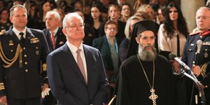 Ο Κώστας Τασούλας παρακολουθεί την Ανάσταση