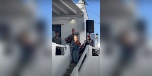 Ο 6χρονος που εντυπωσίασε με το βιολί του στην Τήνο