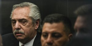 Ο πρώην πρόεδρος της Αργεντινής, Αλμπέρτο Φερνάντες, στην αίθουσα του δικαστηρίου