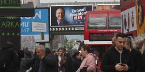 Αφίσα του Άρμπεν Ταραβάρι στα Σκόπια