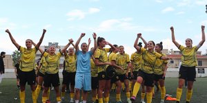 Η ομάδα γυναικώ της ΑΕΚ πανηγυρίζει το πρωτάθλημα