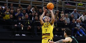 Ο Δημήτρης Φλιώνης στον νικηφόρο αγώνα της ΑΕΚ κόντρα στη γαλλική Ναντέρ