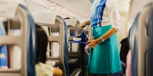 Αεροσυνοδός σερβίρει καφέ κατά τη διάρκεια πτήσης