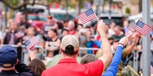 Αμερικανοί με σημαιάκια στον δρόμο