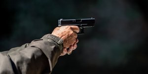 άνδρας, όπλο