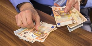 Άνδρας μετρά ευρώ