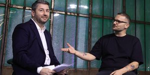 Ο πρόεδρος του ΠΑΣΟΚ Νίκος Ανδρουλάκης με τον σεναριογράφο Παναγιώτη Μαρκεζίνη συζητούν για τα προβλήματα της στέγασης