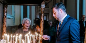 Ο Νίκος Ανδρουλάκης ανάβει ένα κερί στον Ι.Ν. του Αγίου Μηνά στο Ηράκλειο της Κρήτης