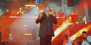 Ο Αντώνης Ρέμος στη συναυλία του στο Ντουμπάι