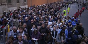 Πλήθος πιστών στήνεται στην ουρά για να προσκυνήσει το σκήνωμα του Πάπα Φραγκίσκου