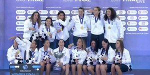 Η Εθνική πόλο με το τρόπαιο στην απονομή
