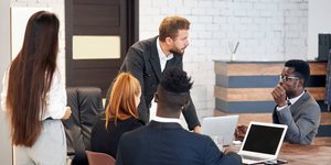 Το να συγκρουστείτε με τους ανωτέρους σας μπορεί να μην είναι καθημερινό φαινόμενο, αλλά υπάρχουν φορές που είναι απαραίτητο / SHUTTERSTOCK